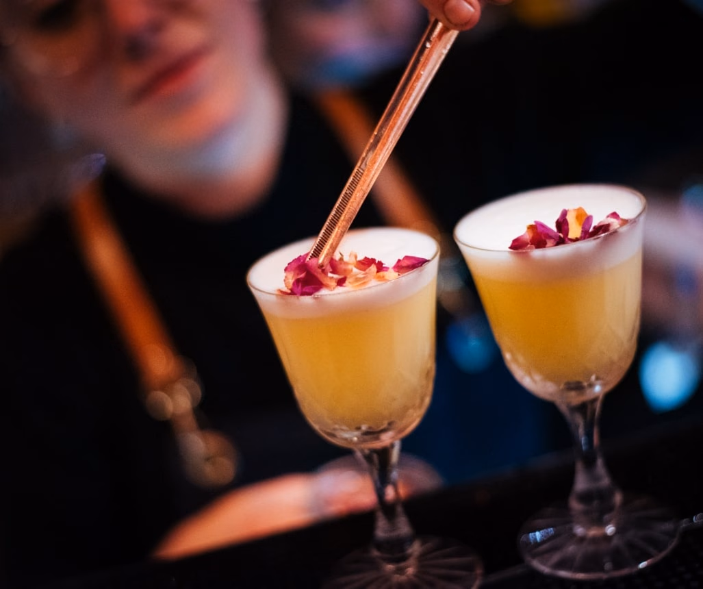 Cocktails maison parfumés à la coriandre, au safran et à la rose.