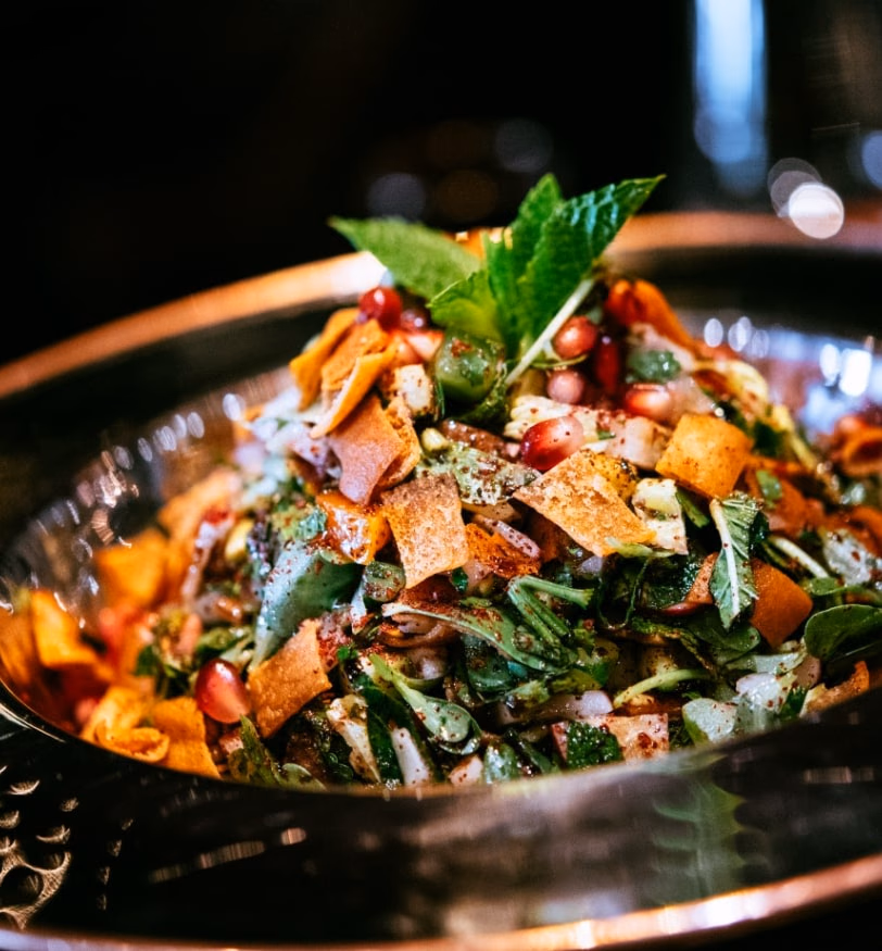 Plat syrien dressé et garni d’herbes fraîches.