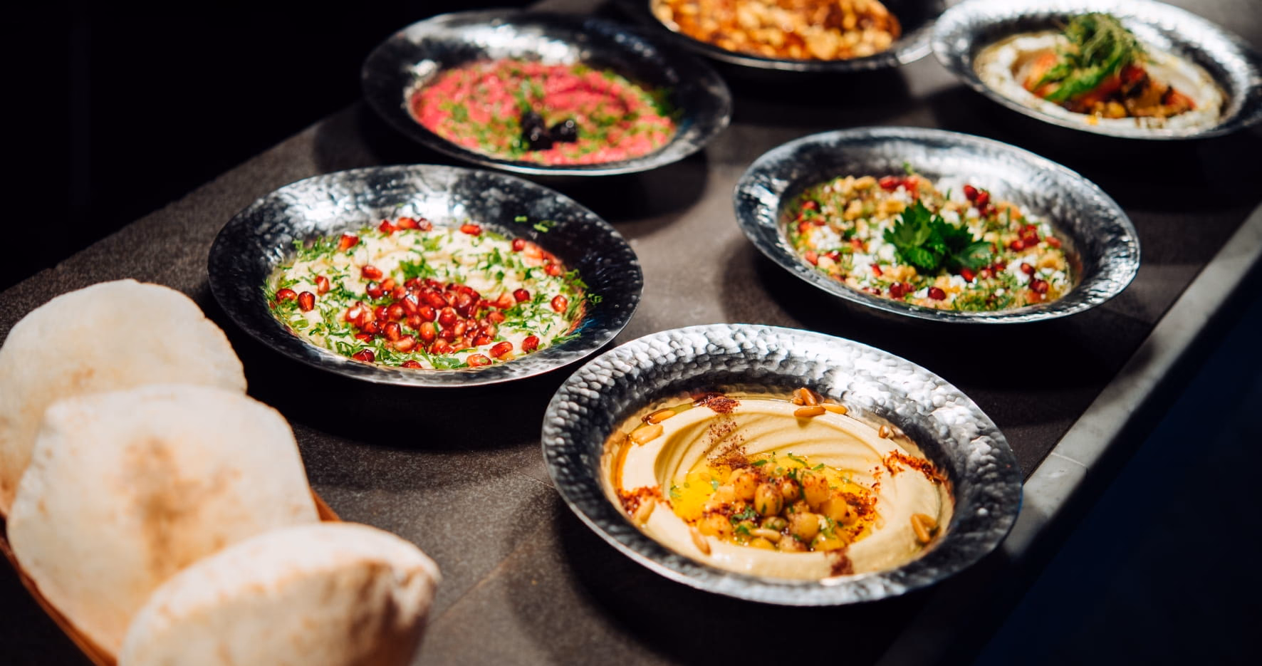 Assortiment de mezze disposés sur la table.
