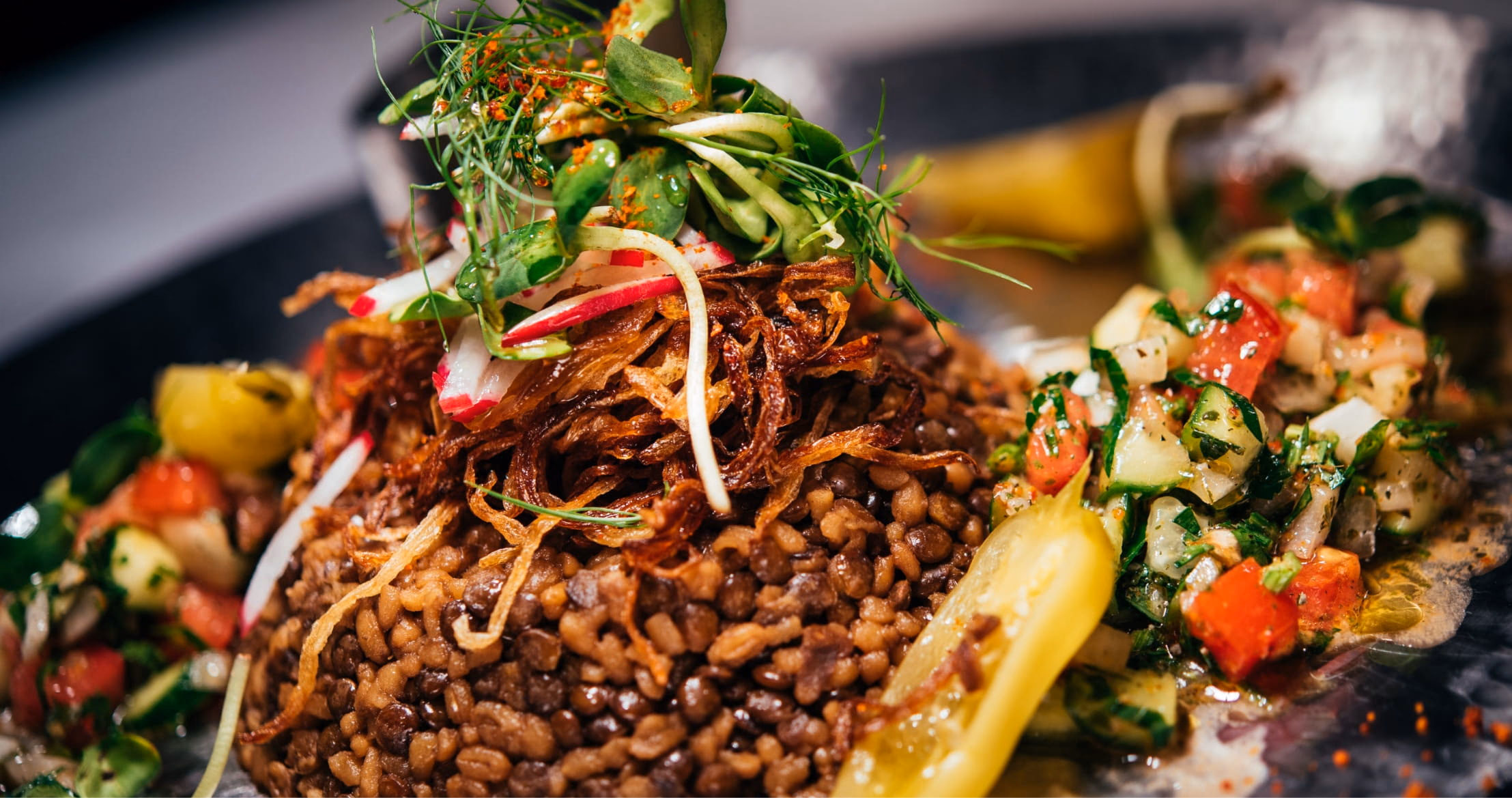 Plat de grains, légumes croquants et herbes fraîches.